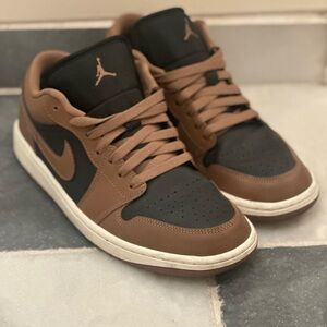 Air Jordan 1 Low
Women's Shoes
Off Noir/Sail/Archaeo Brown
Size 10.5